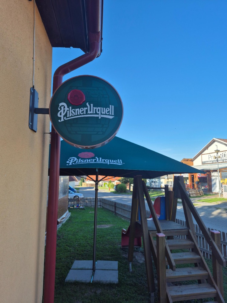 Pilsner Urquell vývěska a posezení v Hospůdce Na Kopečku